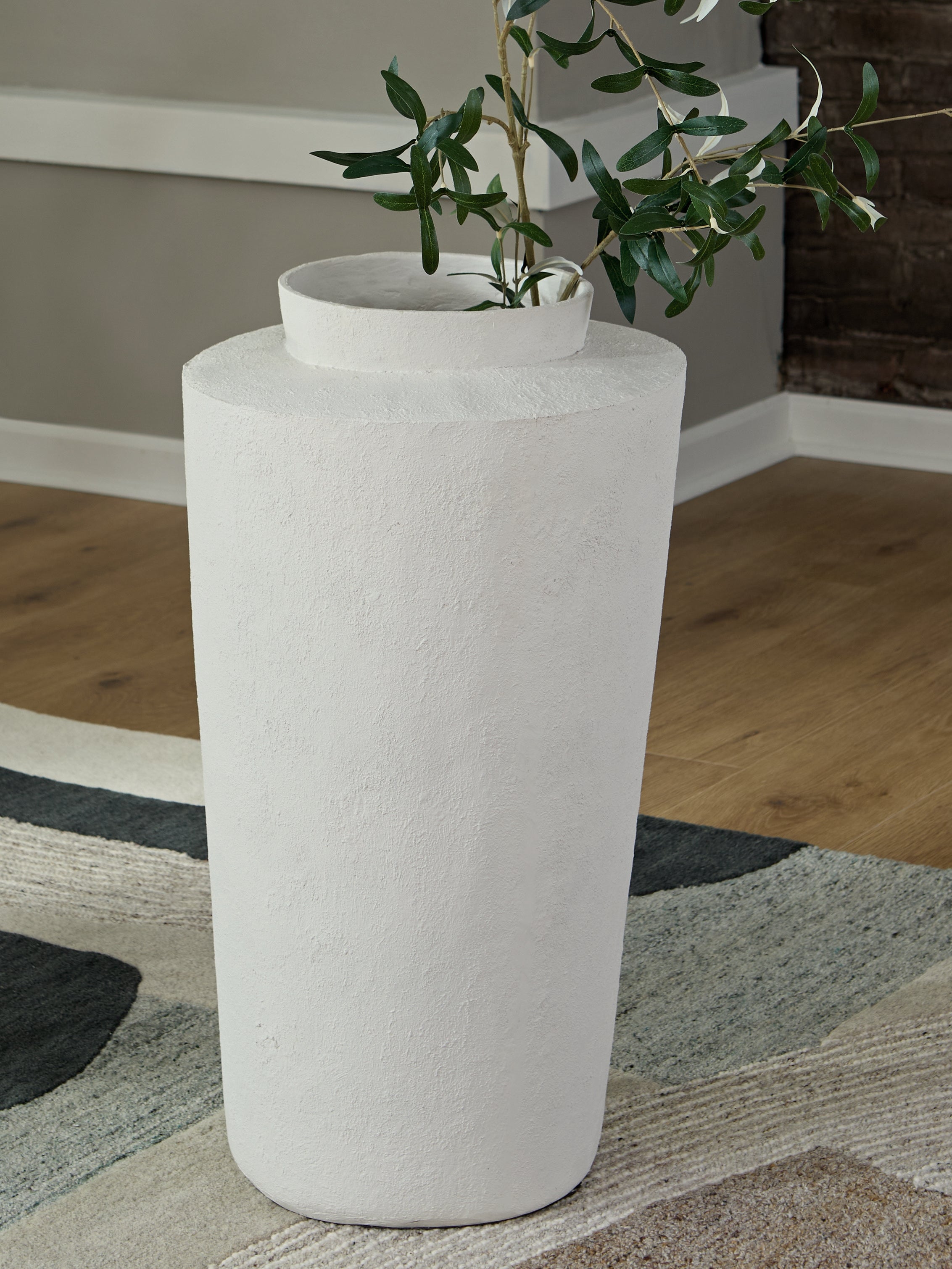 Best Furniture Outlet - Ashley Furniture - Flurinworth Vase - Vase / Cream - A2000768
