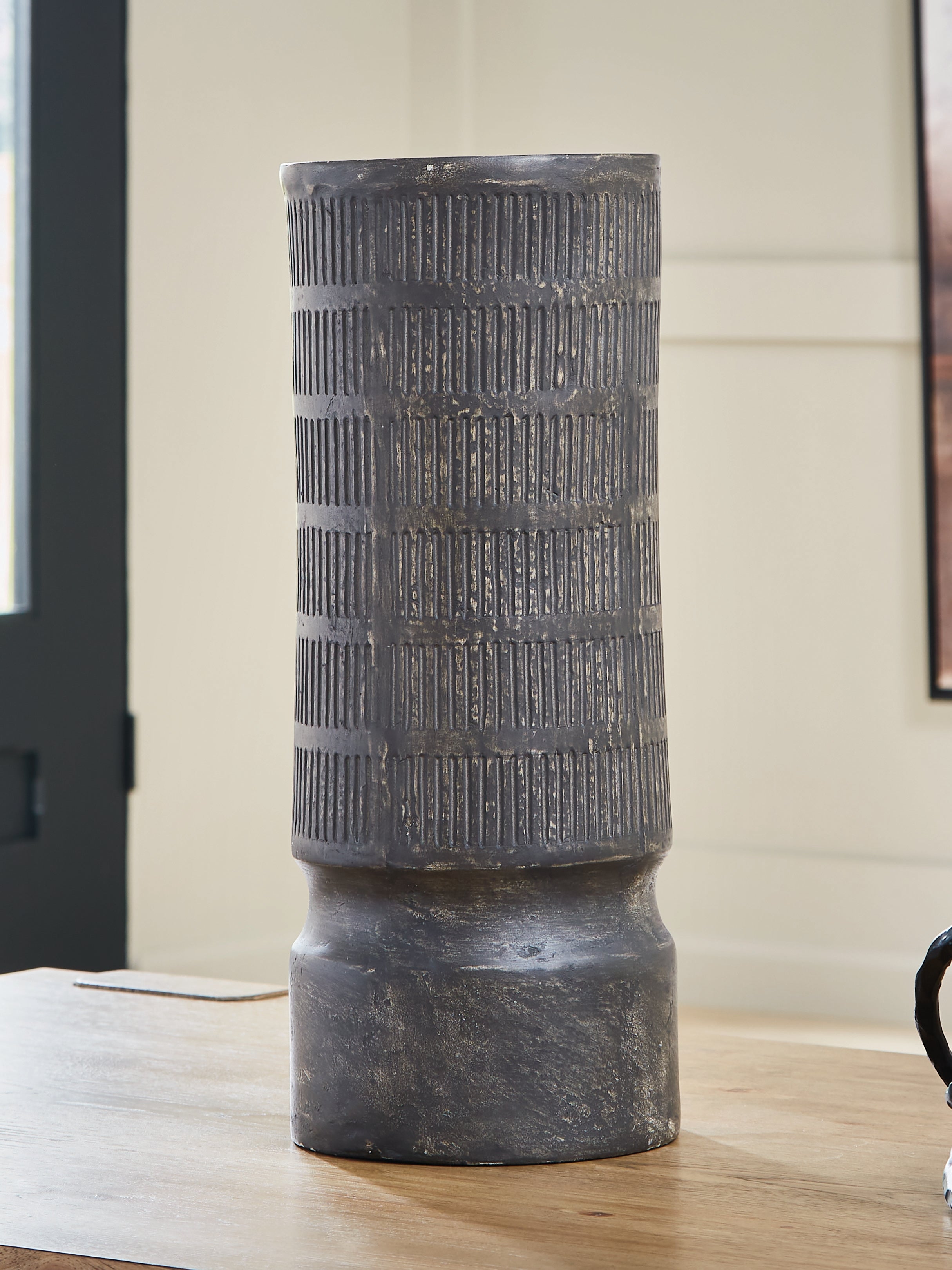 Best Furniture Outlet - Ashley Furniture - Beninworth Vase - Vase - A2000879