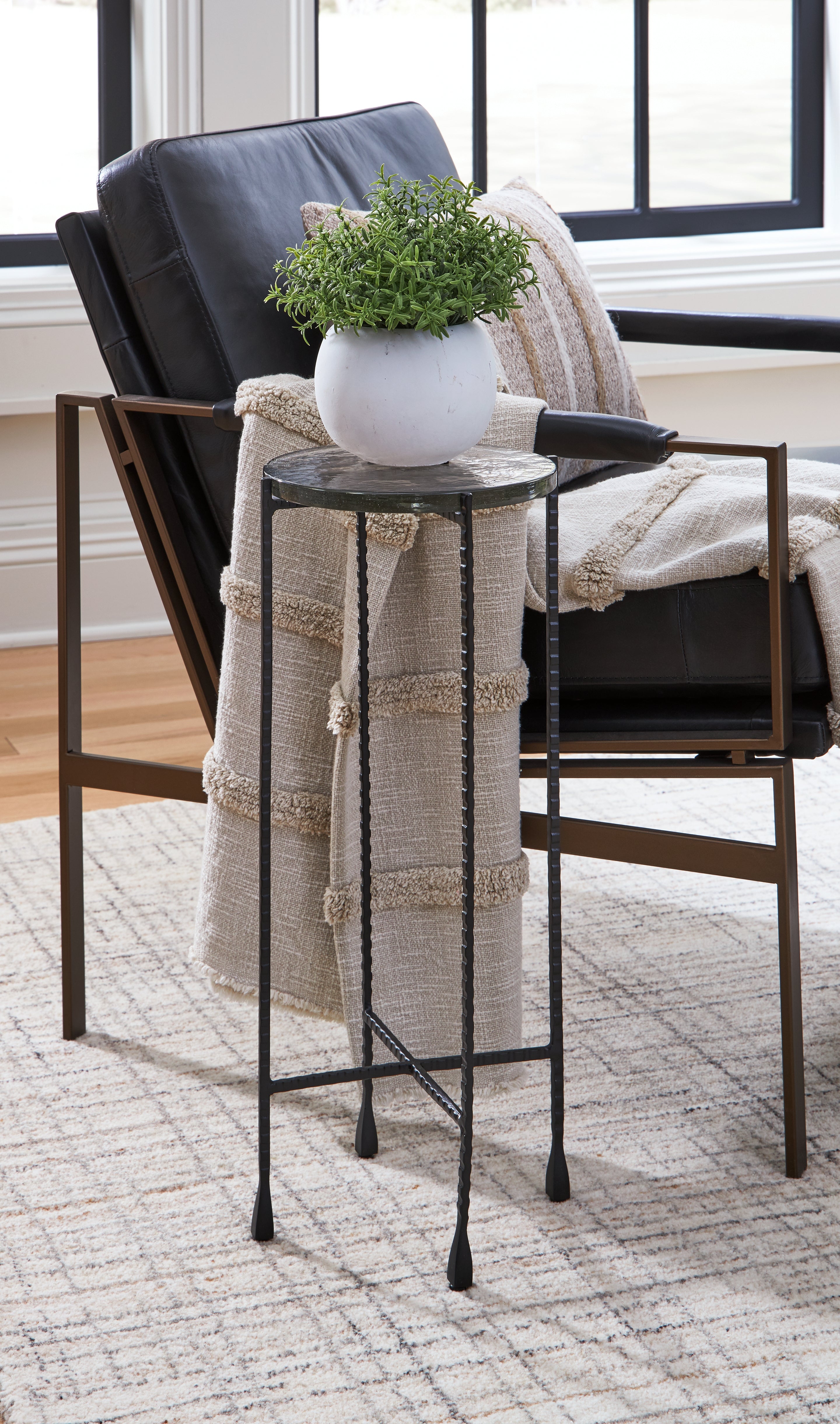 Best Furniture Outlet - Ashley Furniture - Newgoren Accent Table - Accent Table / Clear/Black - A4000631