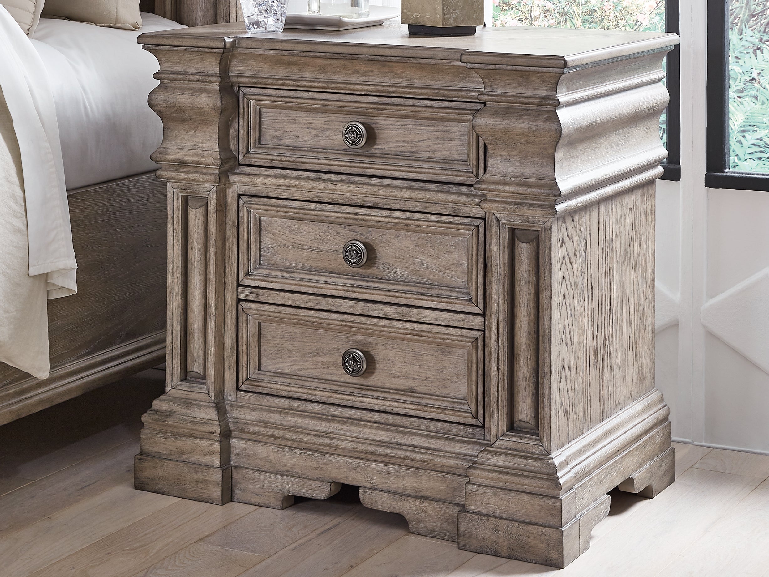 Best Furniture Outlet - Ashley Furniture - Blairhurst Bedroom - Three Drawer Night Stand / Light Grayish Brown - B916-93