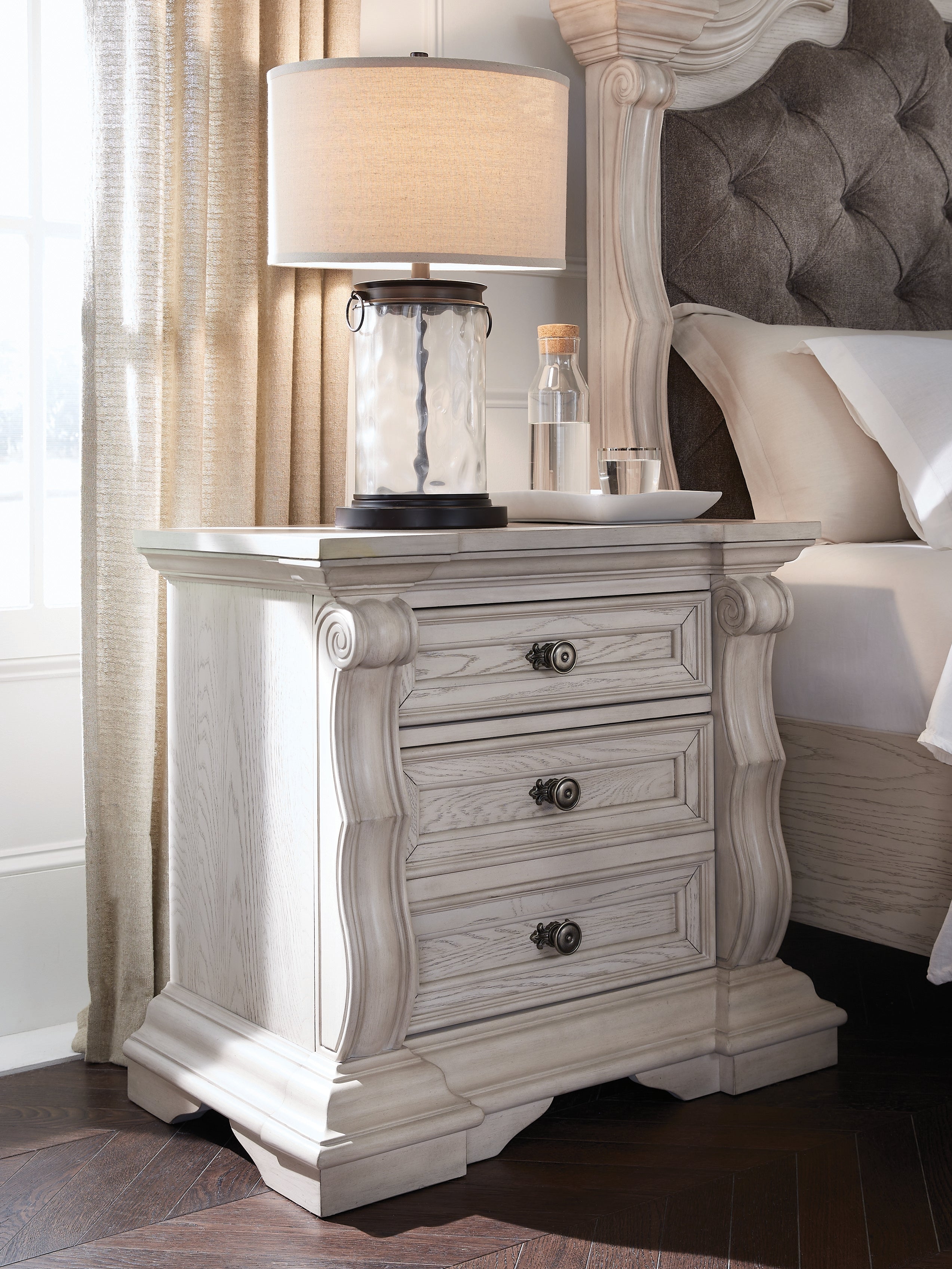 Best Furniture Outlet - Ashley Furniture - Bruchandi Bedroom - Dresser and Mirror / Antique White - PCB948B1