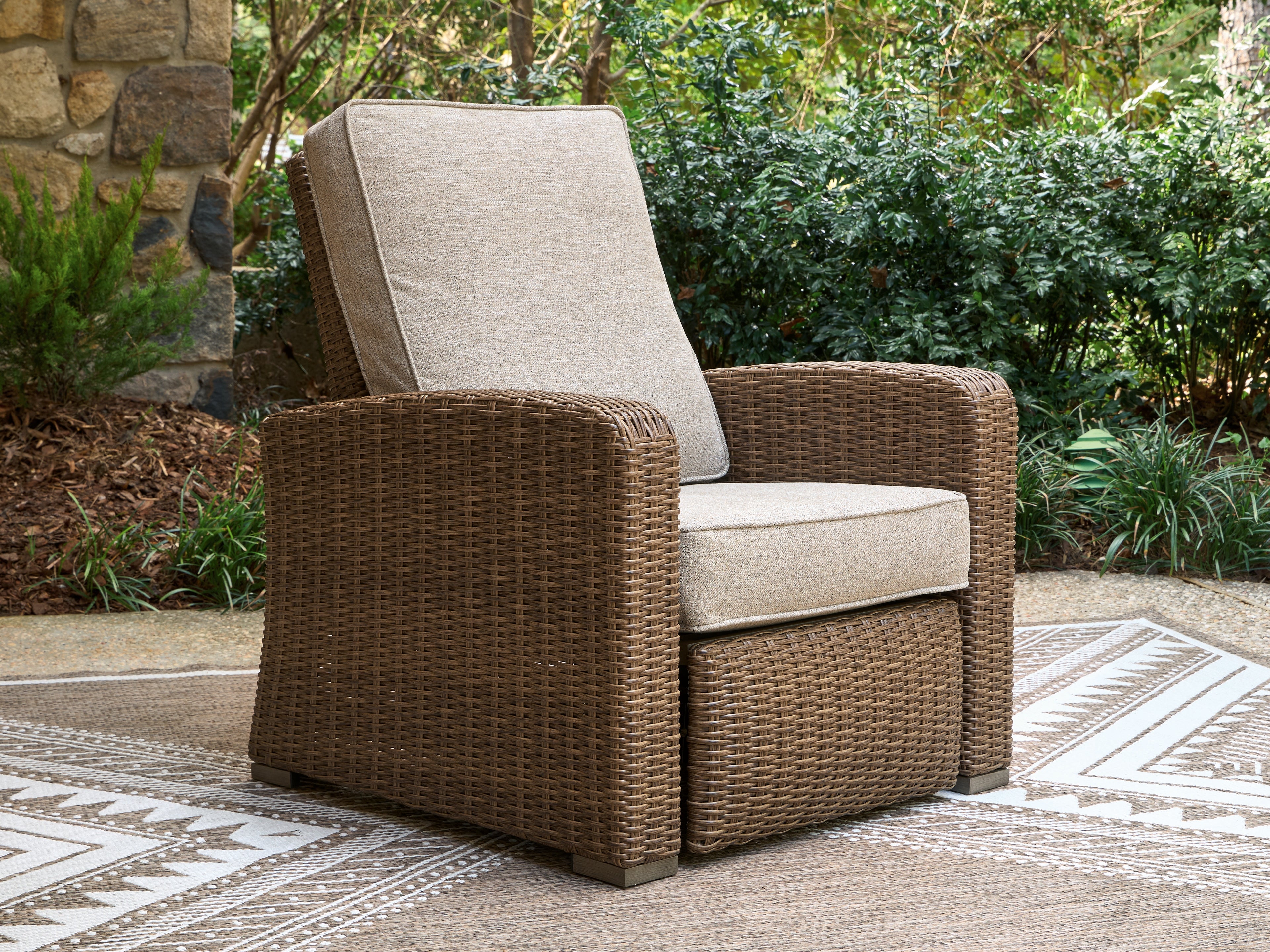 Best Furniture Outlet - Ashley Furniture - Laguna Heights Outdoor - Recliner / Beige - PCP790-825