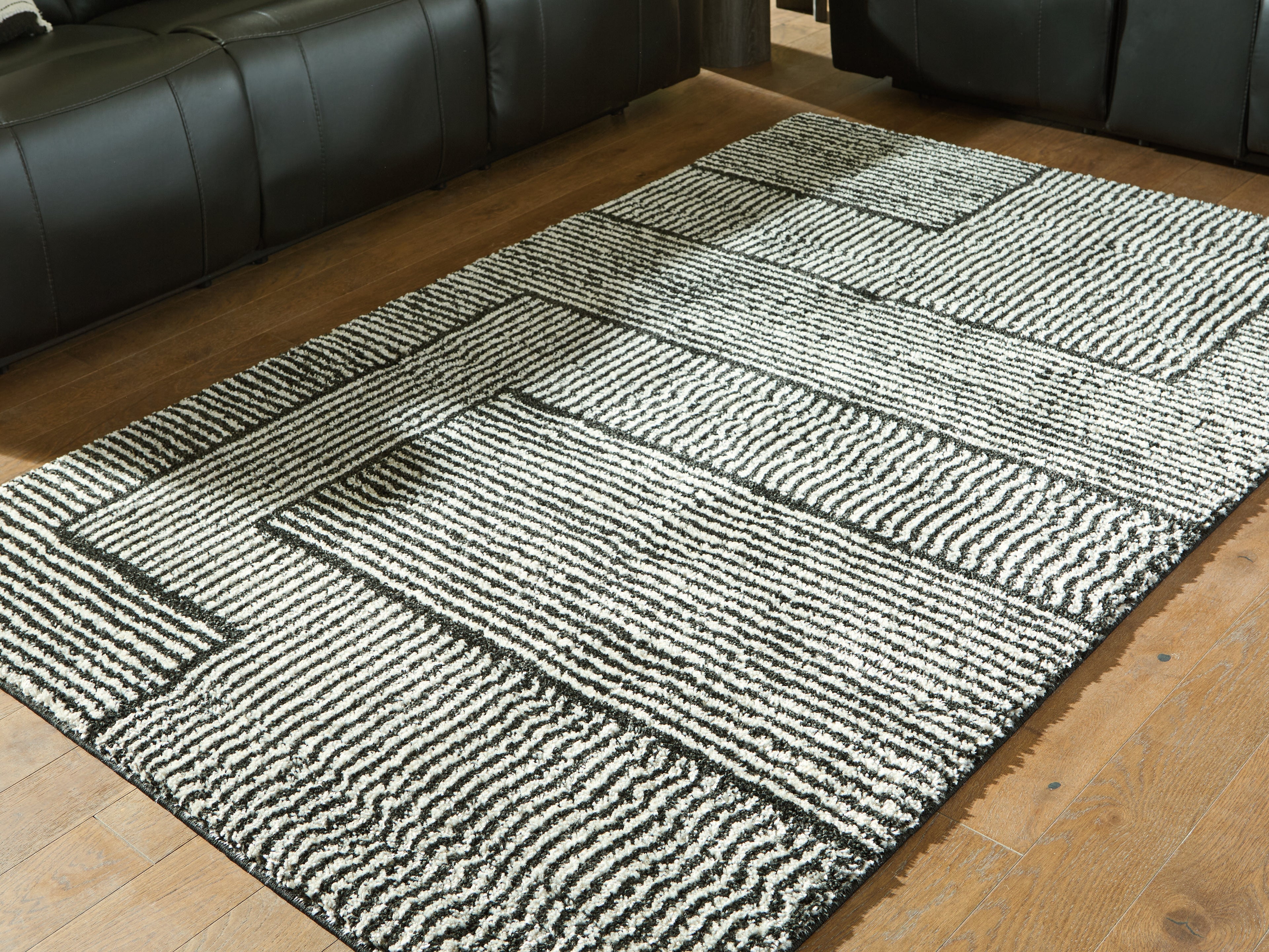 Best Furniture Outlet - Ashley Furniture - Kurtmen Rug - 5' x 7' Area Rug / Black/Ivory - R407592