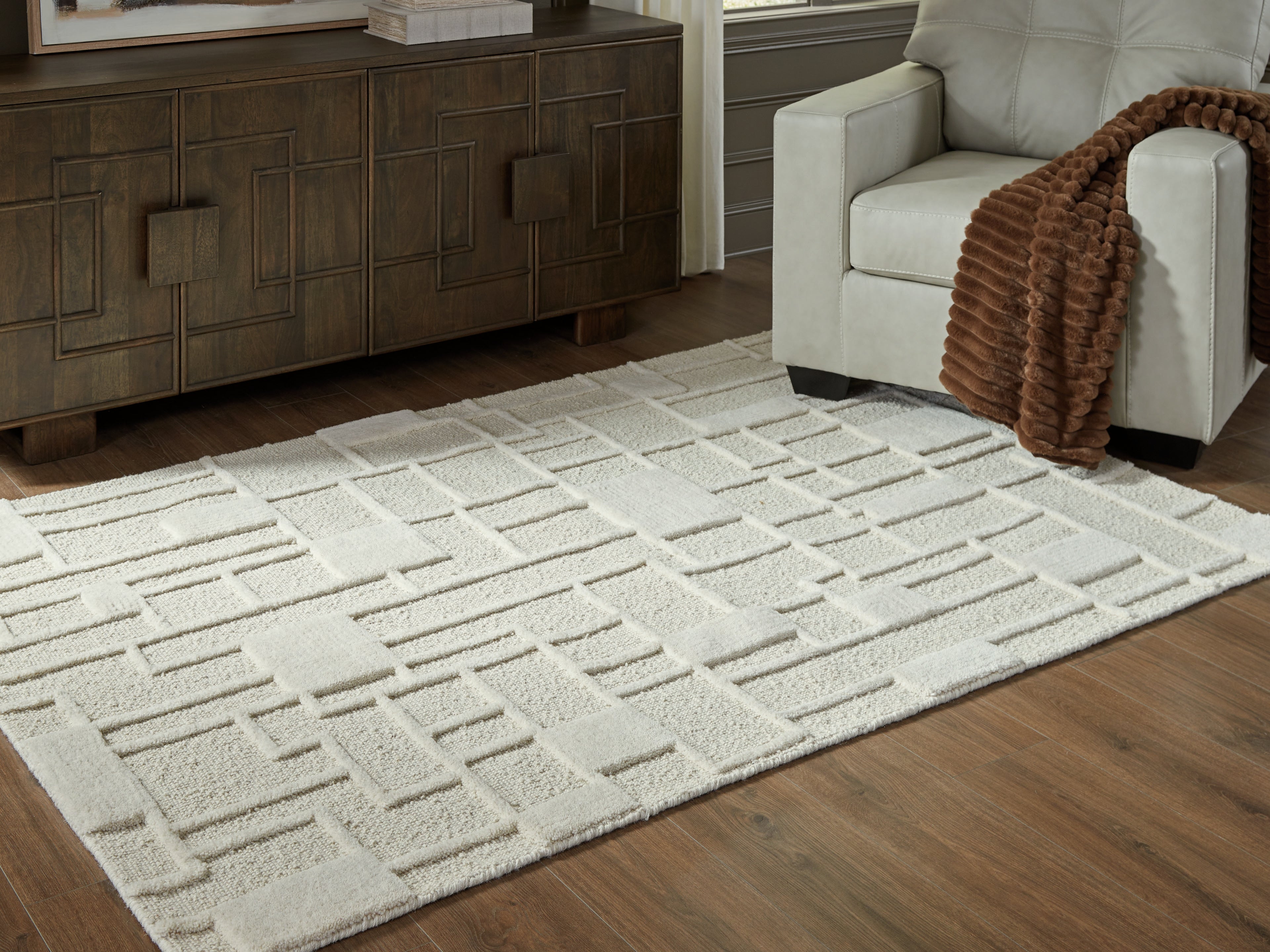 Best Furniture Outlet - Ashley Furniture - Empriss Rug - 5' x 7' Area Rug / Ivory - R407622
