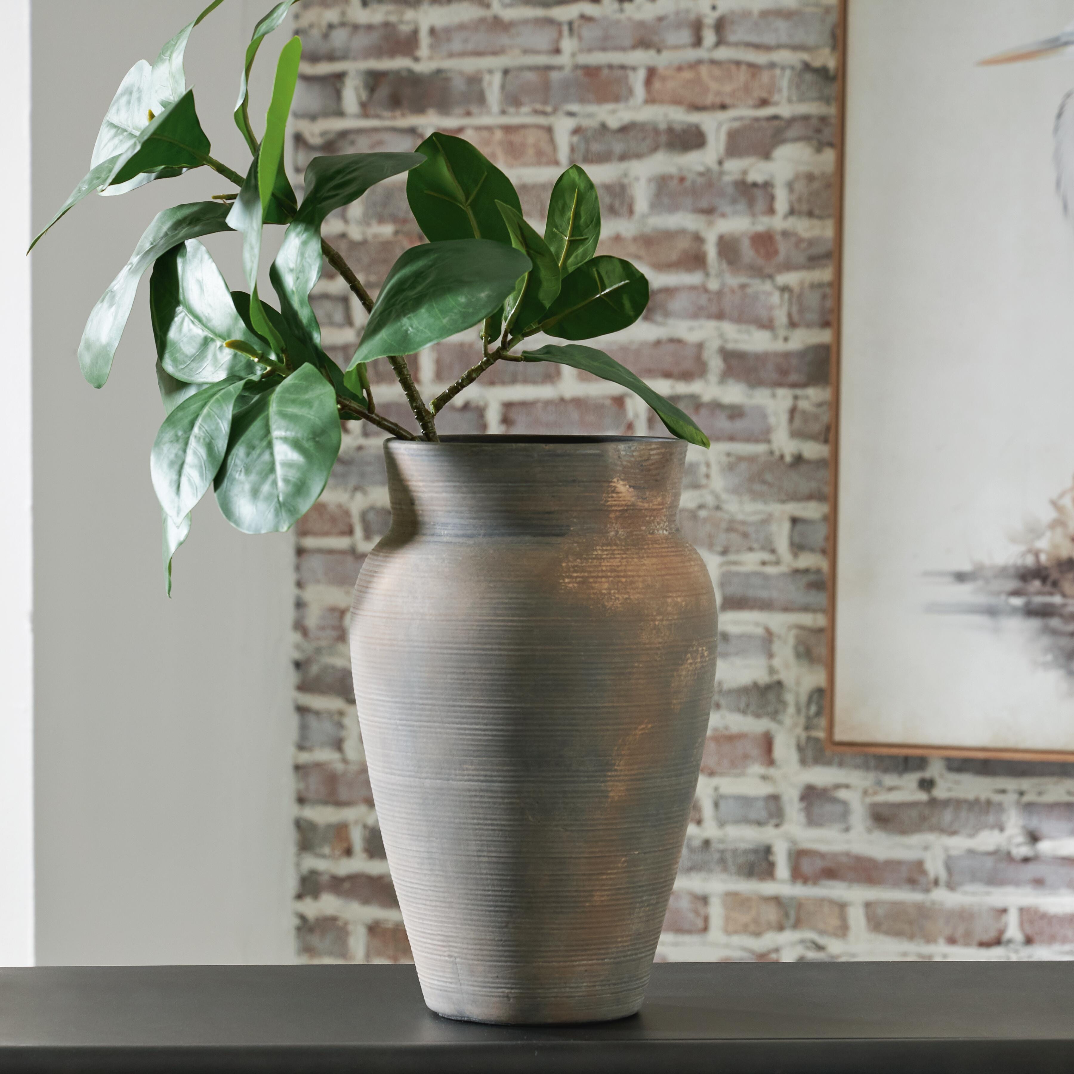 Best Furniture Outlet - Ashley Furniture - Brickmen Vase - Vase - A2000659