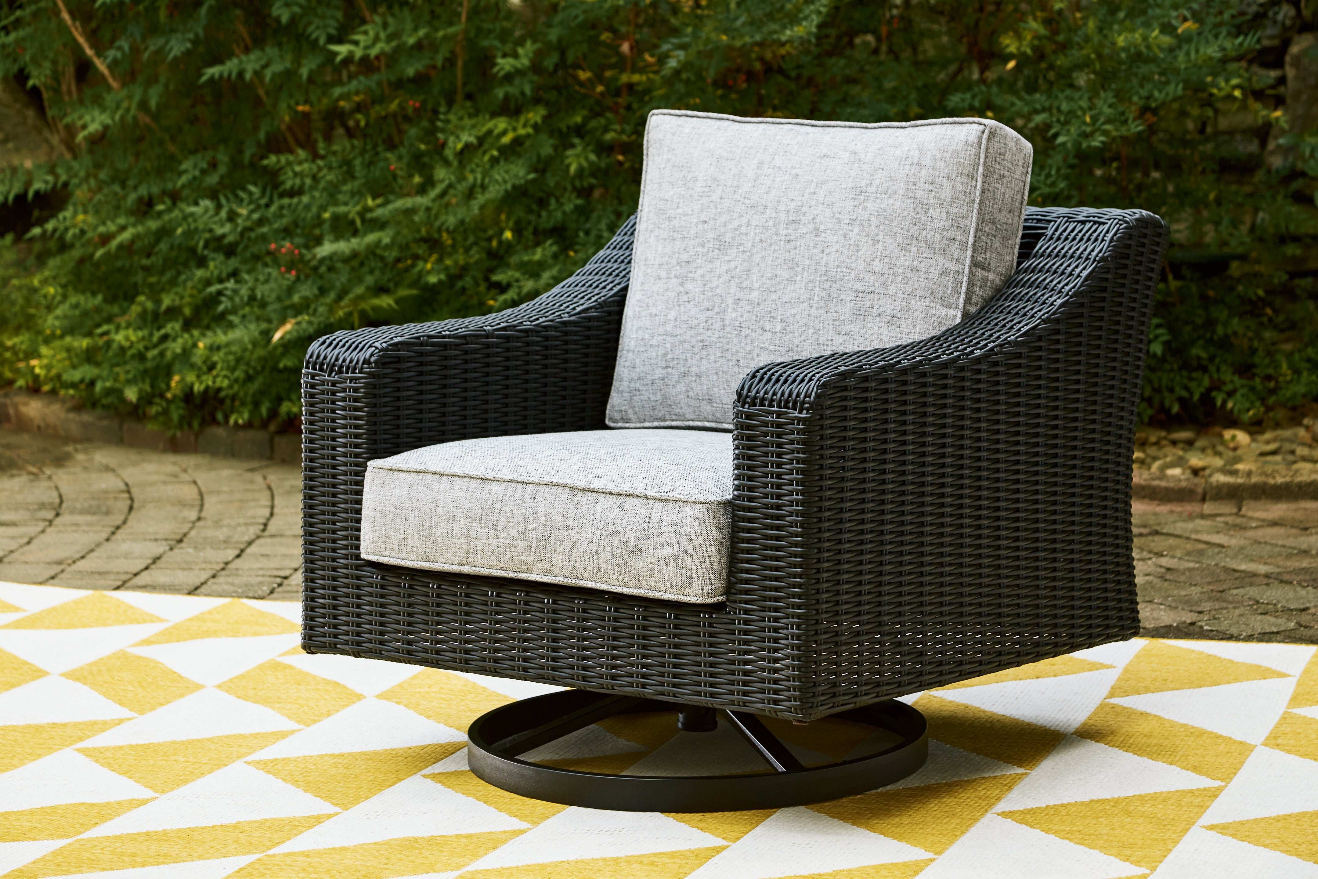 Best Furniture Outlet - Ashley Furniture - Beachcroft Outdoor - Swivel Lounge Chair (1/CN) / Black/Light Gray - P792-821